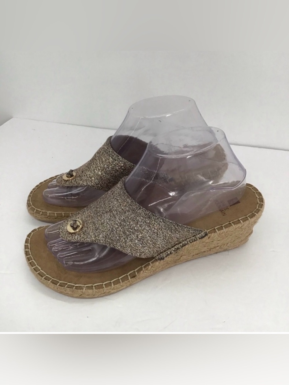 White Mountain NWOT Espadrille Wedge Thong Sandal Gold Glitter Tan Size 6